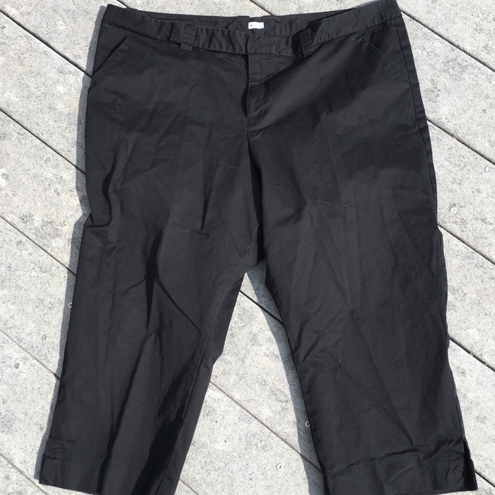 Gap Outlet Tabbed Front Capris